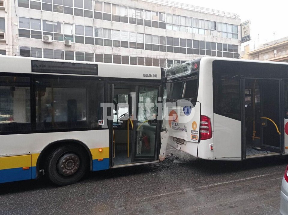 Σύγκρουση λεωφορείων στη Θεσσαλονίκη / Φωτογραφία: politic.gr