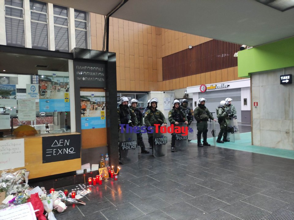 Θεσσαλονίκη: Αντιεξουσιαστές και ΜΑΤ αντάλλαξαν πέτρες και δακρυγόνα, σε διαμαρτυρία για τα Τέμπη