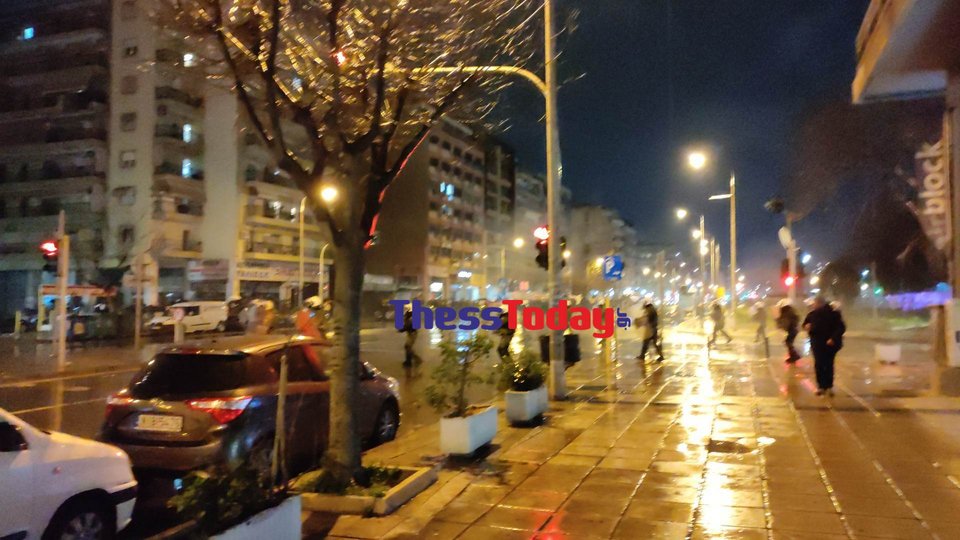 Θεσσαλονίκη: Αντιεξουσιαστές και ΜΑΤ αντάλλαξαν πέτρες και δακρυγόνα, σε διαμαρτυρία για τα Τέμπη