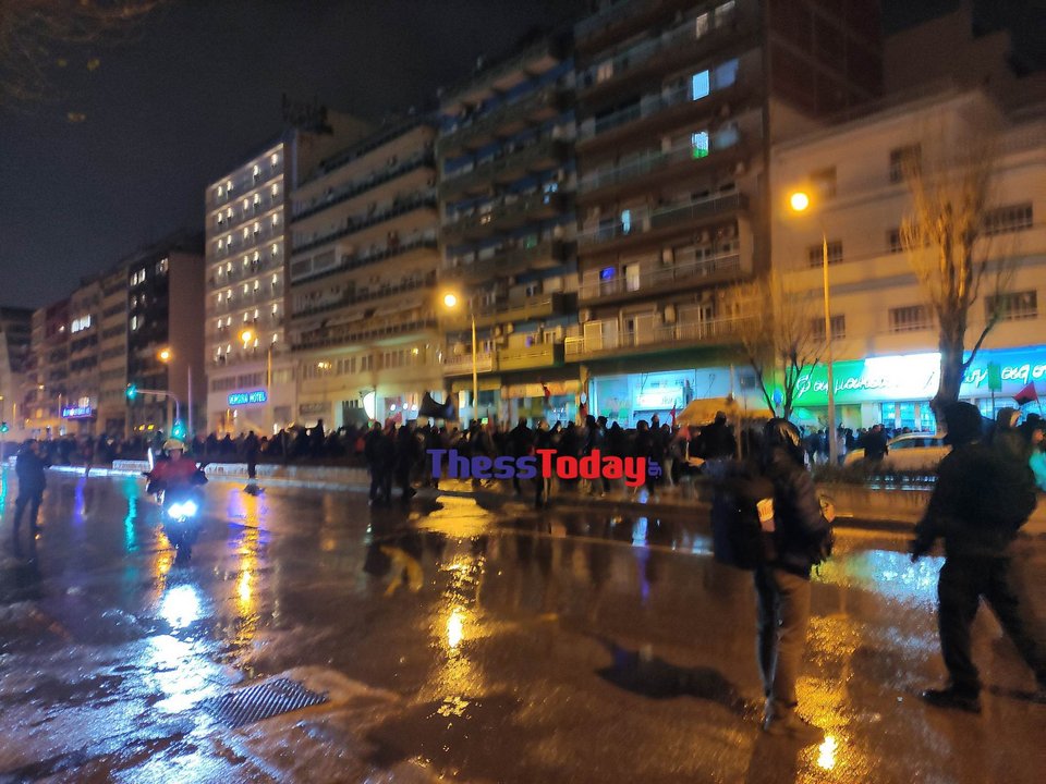 Θεσσαλονίκη: Αντιεξουσιαστές και ΜΑΤ αντάλλαξαν πέτρες και δακρυγόνα, σε διαμαρτυρία για τα Τέμπη