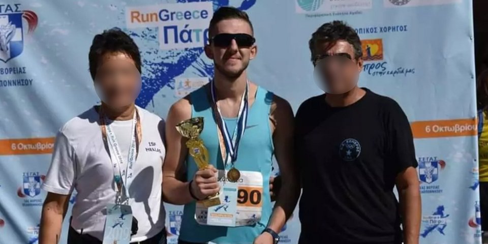 Ο 25χρονος Ντένις Γκιούρα με το βραβείο του νικητή / facebook