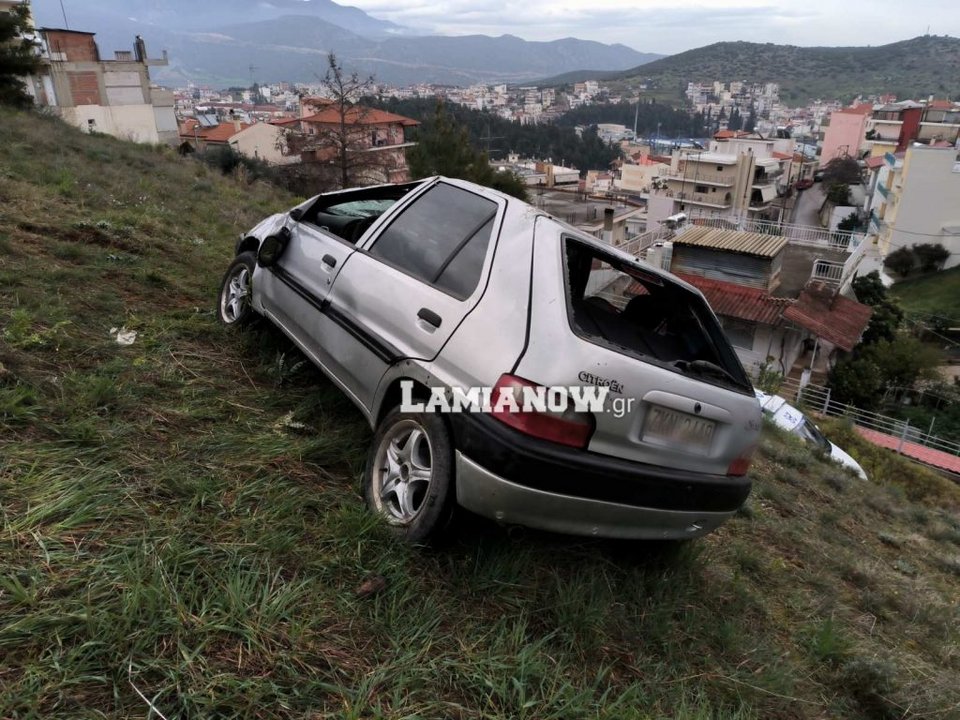 Αυτοκίνητο έπεσε σε γκρεμό στην Λαμία / lamianow.gr
