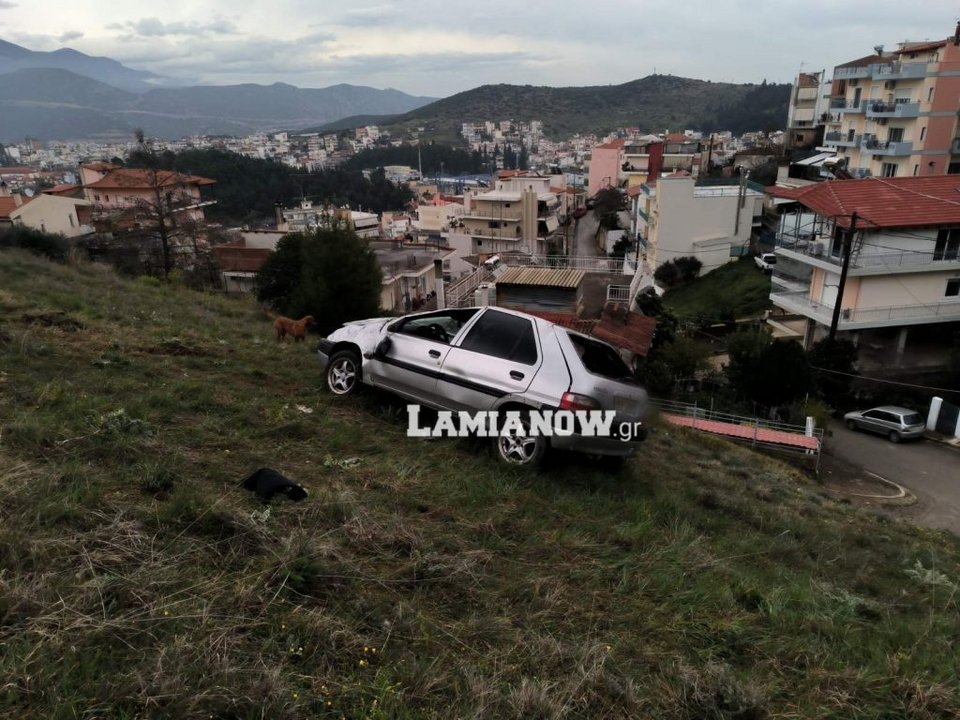 Αυτοκίνητο έπεσε σε γκρεμό στην Λαμία / lamianow.gr