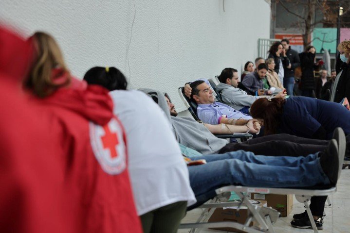 Ο Αλέξης Τσίπρας δίνει αίμα για τους τραυματίες στα Τέμπη / Φωτογραφία: Γραφείο Τύπου ΣΥΡΙΖΑ