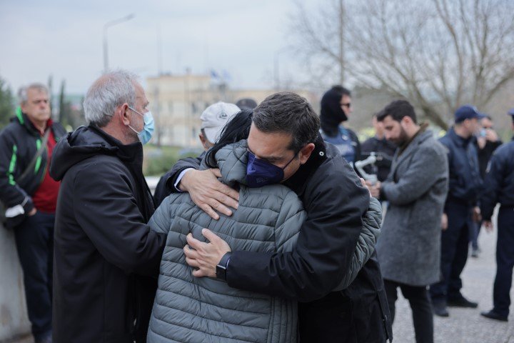 Ο Αλέξης Τσίπρας αγκαλιάζει συγγενείς θύματος / Φωτογραφία: Γρ. Τύπου ΣΥΡΙΖΑ