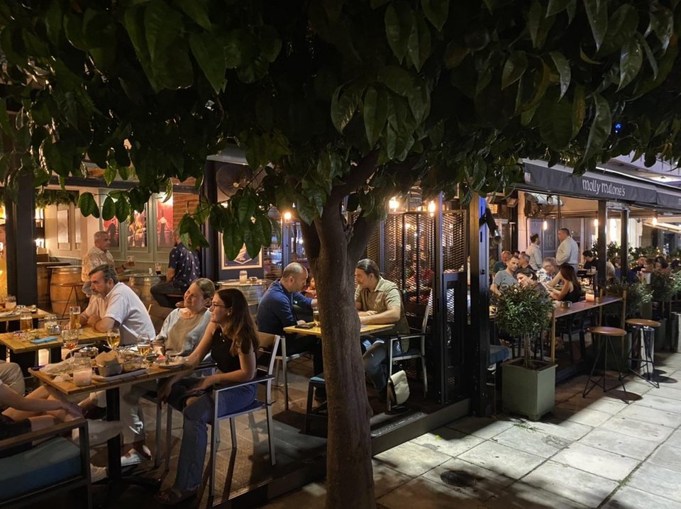 Στον εξωτερικό χωρο το Molly Malone's έχει τραπέζια στο μεγάλο πεζοδρόμιο, σε έναν στεγασμένο χώρο που το χειμώνα προστατεύεται από το κρύο και τους πιο ζεστούς μήνες είναι εντελώς ανοιχτός / Φωτογραφία: mollymalonesirishpubglyfada/instagram