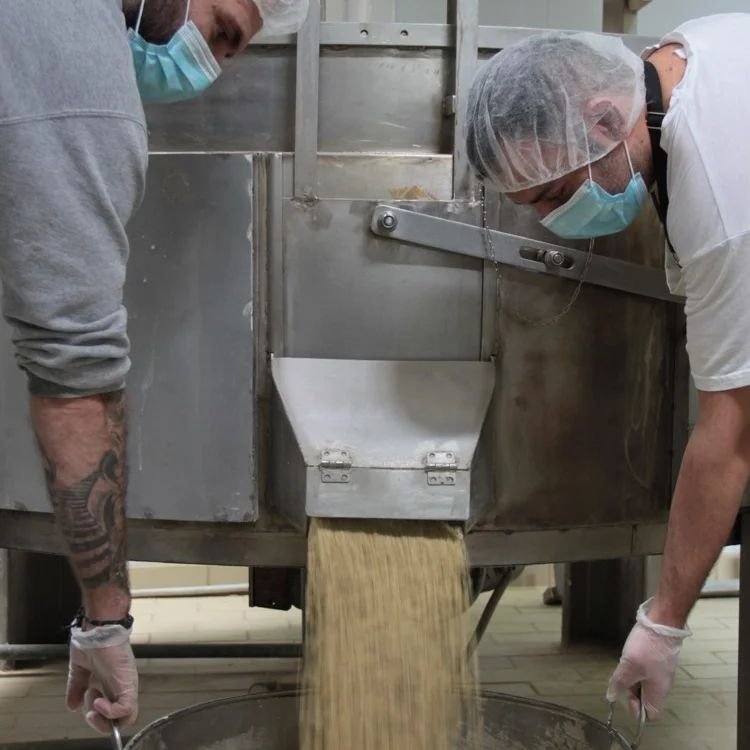 Στάδιο από την επεξεργασία του σουσαμιού πριν γίνει ταχίνι  / Φωτογραφία: argoudelishalva/Instagram 