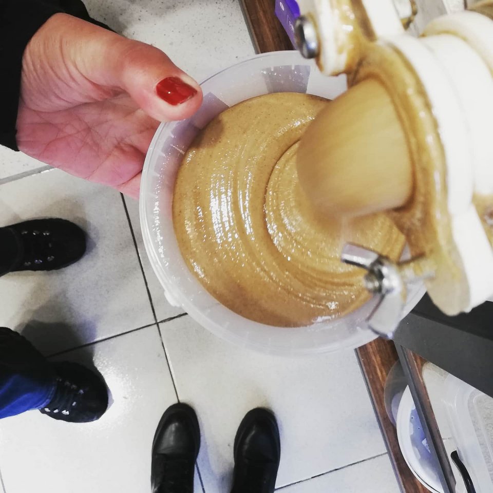 Τα ταχίνι όπως είναι όταν ολοκληρώνεται η διαδικασία επεξεργασίας του σουσαμιού  / Φωτογραφία: argoudelishalva/Instagram 