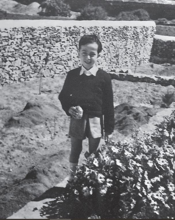 Ο Γιώργος Βέλτσος, Πάσχα του '51 στον κήπο με τις άσπρες πετούνιες / Φωτογραφία από το «Η καταστροφή της Μυκόνου το '22», εκδόσεις Πατάκη 