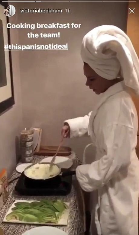 Η Βικτόρια Μπέκαμ μαγειρεύει