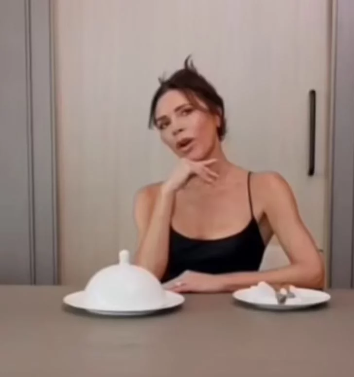 Η Victoria Beckham σε τραπέζι με πιάτα μπροστά της