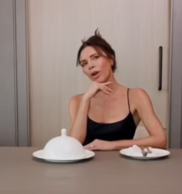 Η Victoria Beckham σε τραπέζι με πιάτα μπροστά της