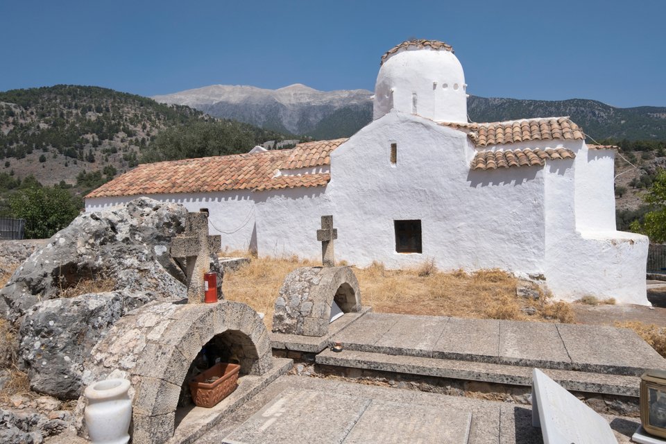 Λευκό εκκλησάκι και στο βάθος τα Λευκά Όρη