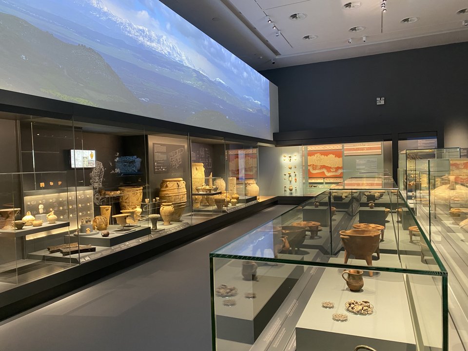 Η μουσειογραφική προσέγγιση παρουσιάζει τα εκθέματα με τοπογραφική λογική, παρακολουθώντας την ιστορική εξέλιξη και εντάσσοντας το αρχαιοτοπίο της Μεσσαράς