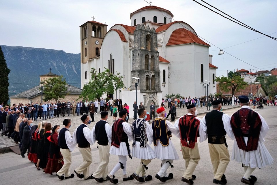 Καγκελάρι στην πλατεία του χωριού