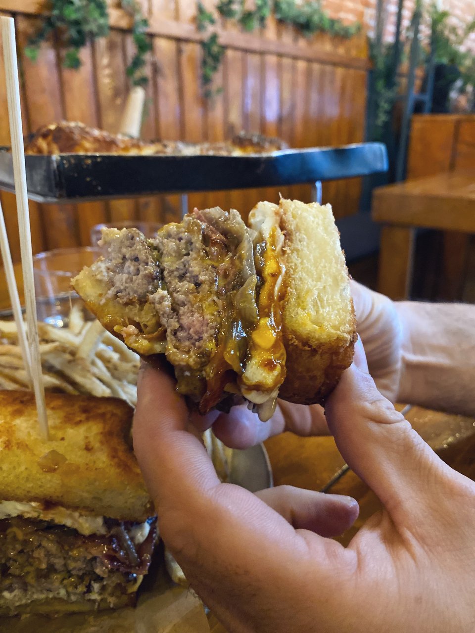 Το ζουμερό μπέργκερ Charos / Φωτογραφία: Μάνος Λειβαδάρος/iefimerida