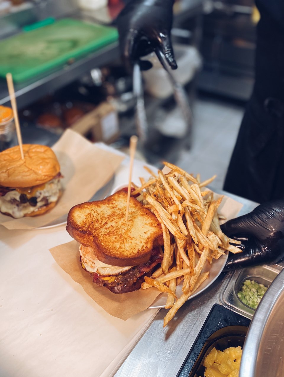 Νόστιμες πατατες τηγανητές, κομμένες με το χέρι, συνοδεύουν όλα τα μπέργκερ του Στηβς ΑΕ / Φωτογραφία: Μάνος Λειβαδάρος/iefimerida