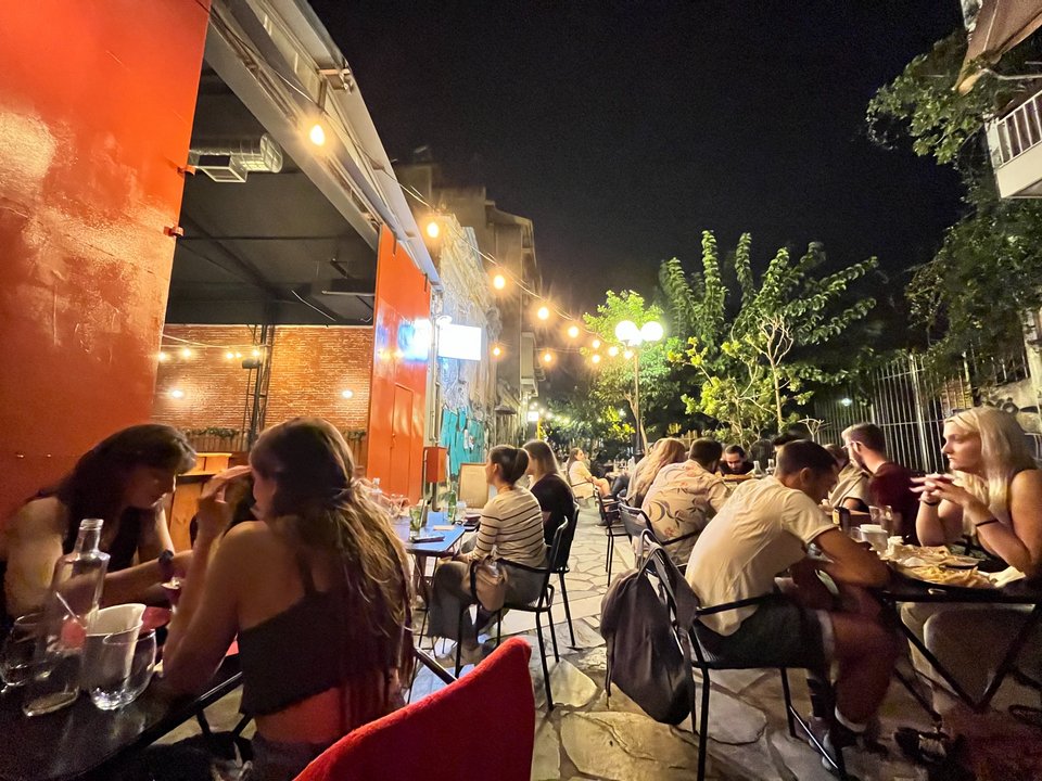 Από την άνοιξη μέχρι το φθινόπωρο τα τραπεζάκια του Στηβς ΑΕ βγαίνουν στον πεζόδρομο της Σαλαμίνος  / Φωτογραφία: Courtesy of Steve Stefanidis