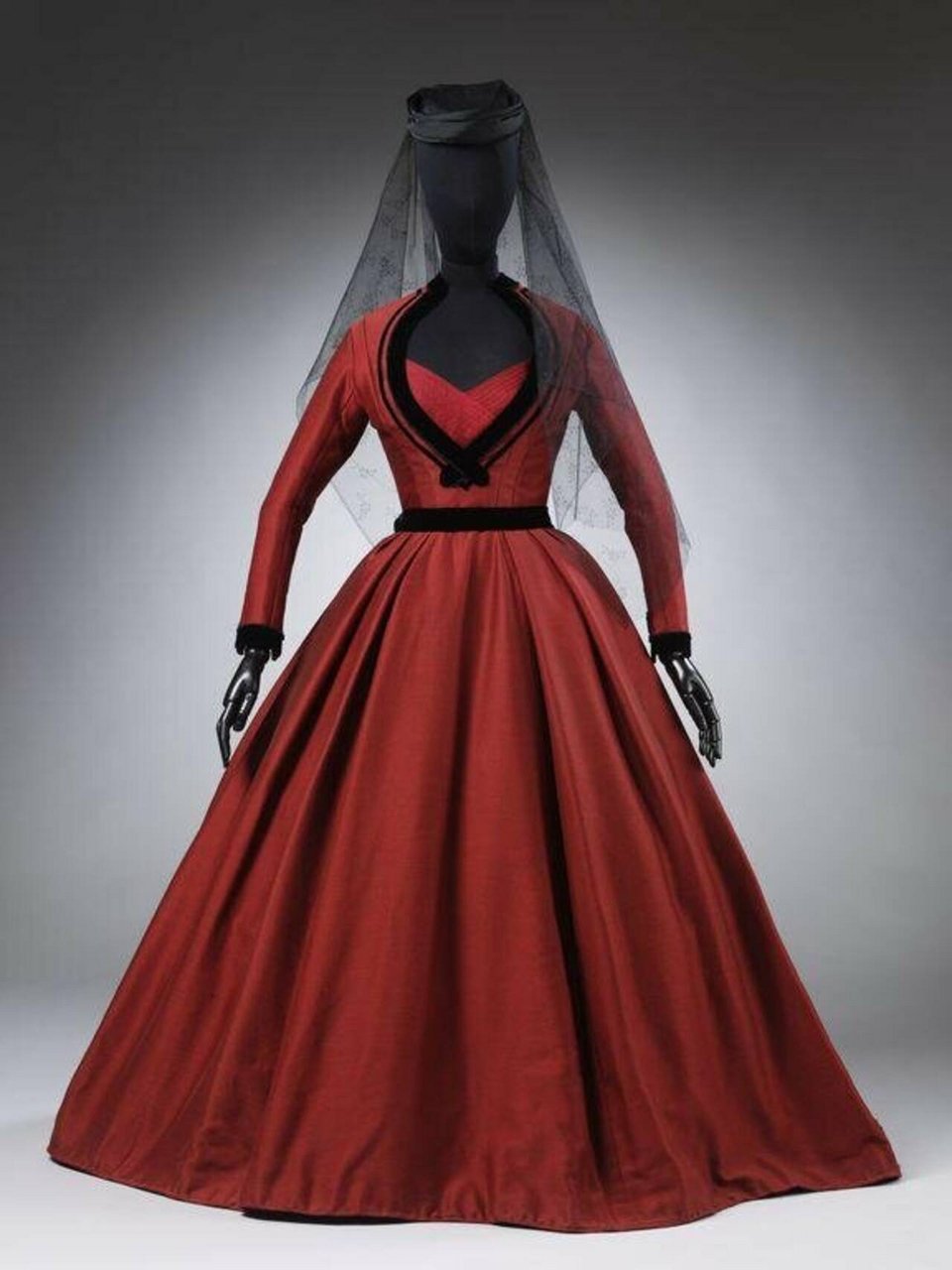 Το κοστούμι που σχεδίασε ο Christian Dior για να φορέσει η Βίβιαν Λι ως Πάολα στο έργο του Ζιρωντού «Μονομαχία Αγγέλων, στο Apollo Theatre το 1958/ Museum no. S.84-1978. © Victoria and Albert Museum, Λονδίνο