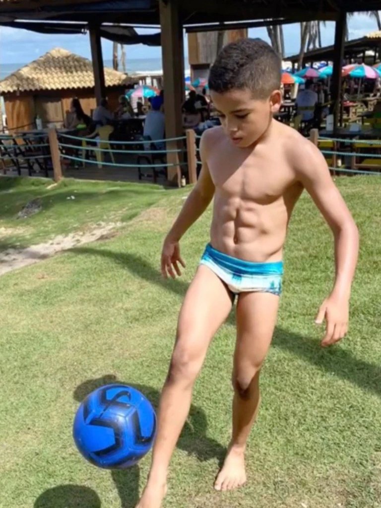 Ο μικρός είναι τόσο γυμνασμένος, που τον φωνάζουν mini Hulk