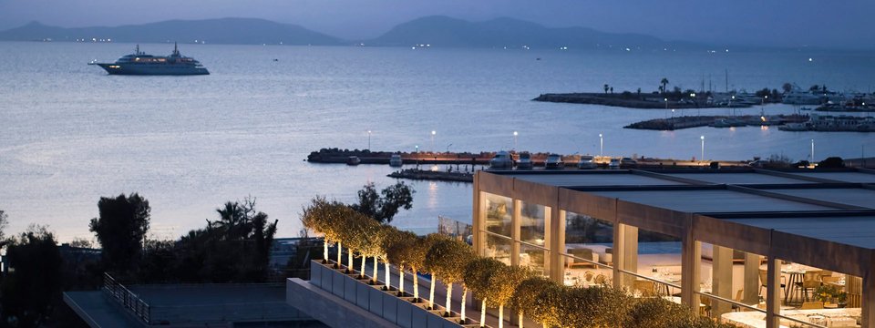 Το νέο πολυτελές boutique hotel «Dusit Suites Athens» έχει προνομιακή θέα στον Σαρωνικό κόλπο.