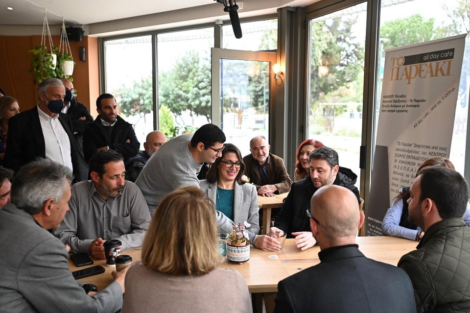 επίσκεψη του Νίκου Ανδρουλάκη στο «Παρεάκι»