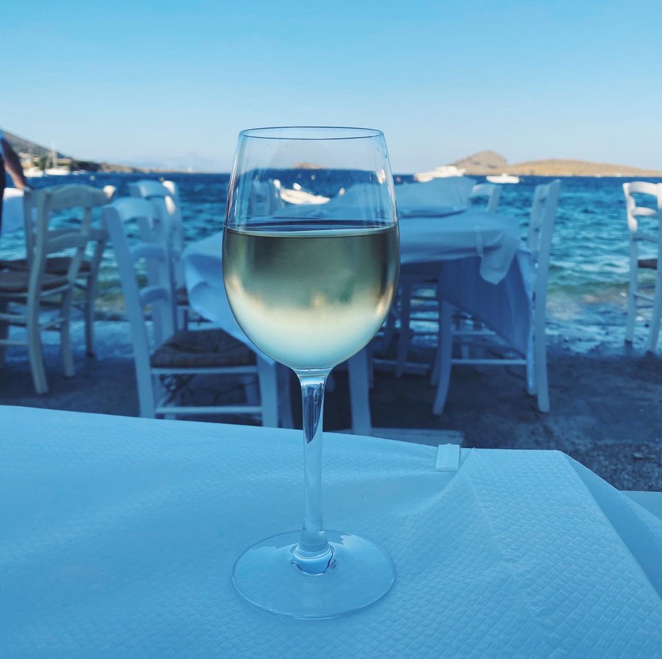 Ο «Καλός Γιαλός» έχει τραπέζια πάνω στην άμμο / Φωτογραφία: Μάνος Λειβαδάρος/iefimerida