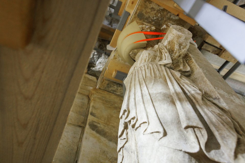 Αγαλμα Καρυάτιδας στο εσωτερικό του Τυμβου Καστα