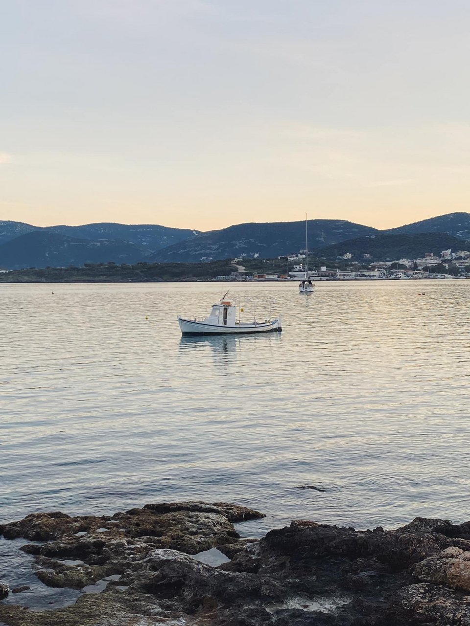 Καΐκια, βάρκες και ιστιοπλοϊκά στον κόλπο του Πόρτο Ράφτη / Φωτογραφία: Μάνος Λειβαδάρος/iefimerida