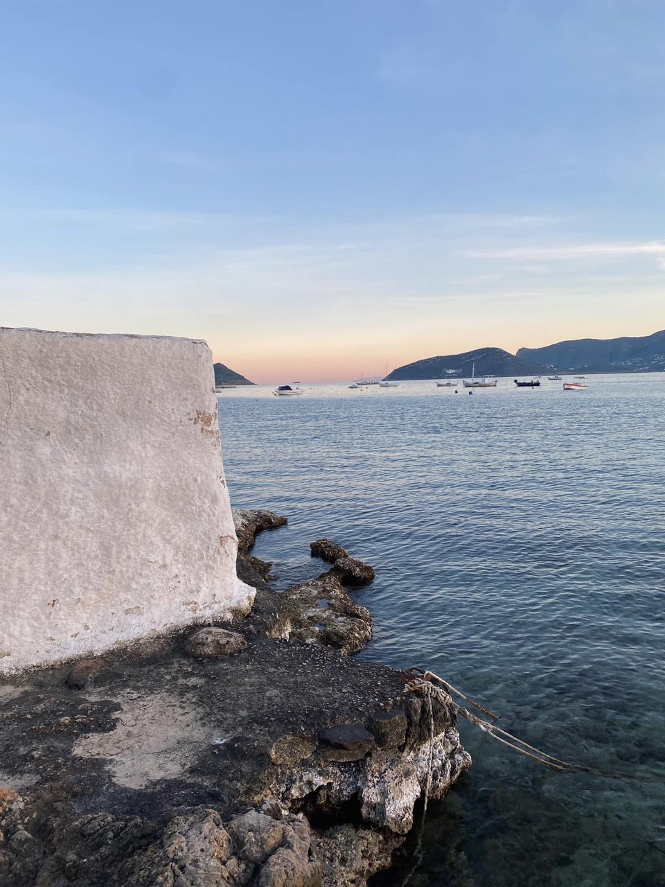 O κόλπος του Πόρτο Ράφτη, επί της Γρέγου, σε κάνει να νιώθεις σαν να είσαι σε νησί / Φωτογραφία: Μάνος Λειβαδάρος/iefimerida