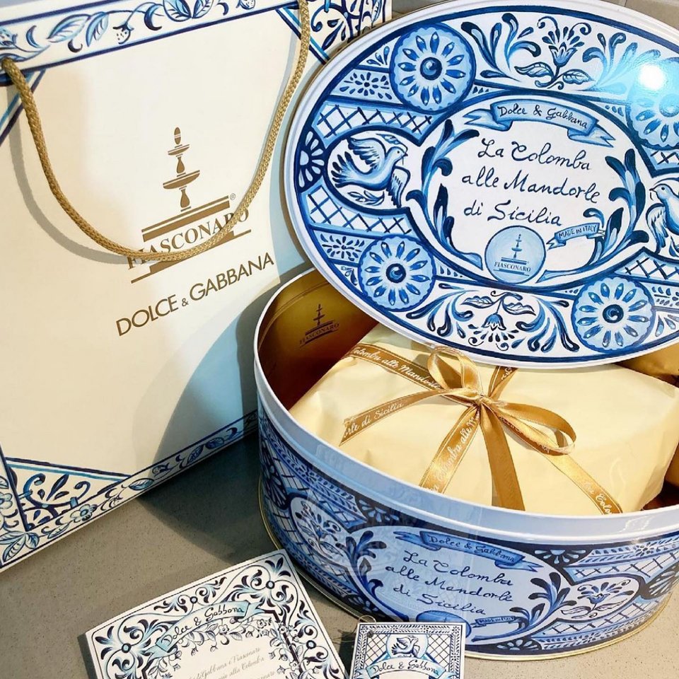 Το πασχαλινό κέικ των Dolce & Gabbana από το κατάστημα Timy Athens στη γωνία Ασκληπιού και Σκουφά στο Κολωνάκι.