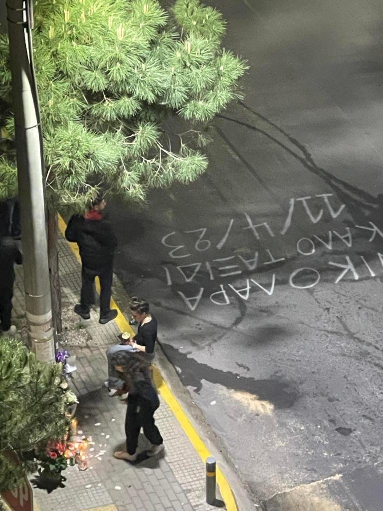 Φίλοι και γνωστοί του 28χρονου ξαγρύπνησαν στο σημείο που έχασε τη ζωή του στον Άλιμο / notia.gr