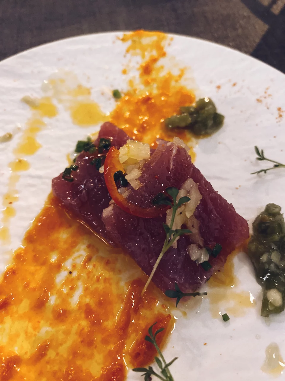 To σασίμι τόνου με τσίλι, λάιμ, φρέσκο wasabi και homemade τζίντζερ.