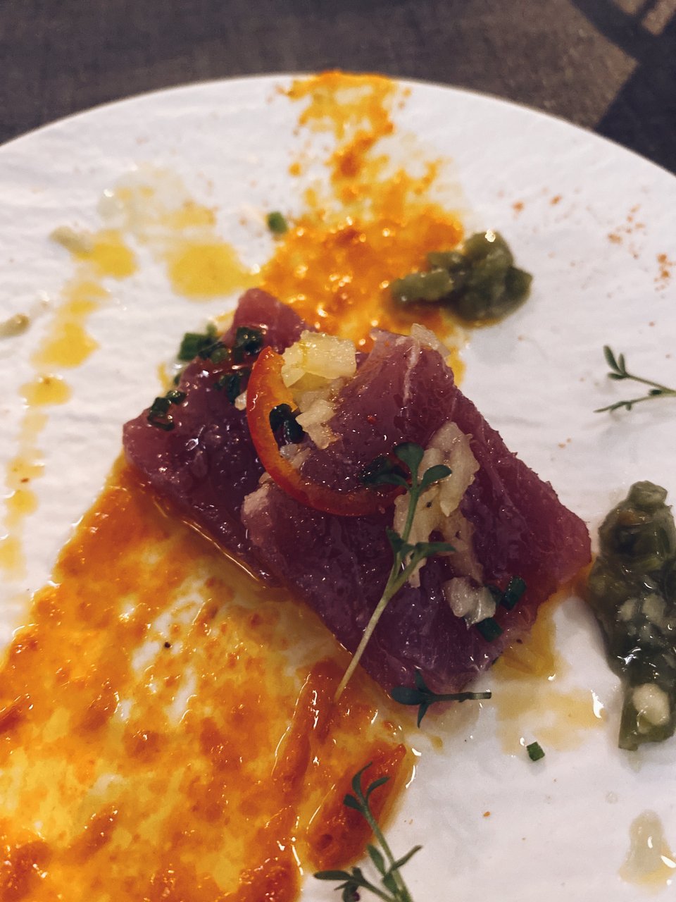 To σασίμι τόνου με τσίλι, λάιμ, φρέσκο wasabi και homemade τζίντζερ. 