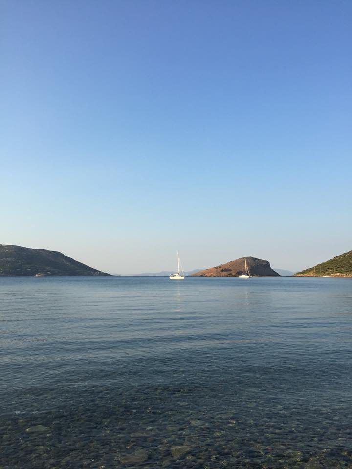 Η θέα στον Ράφτη, το νησάκι του Πόρτο Ράφτη, από τα τραπέζια της ψαροταβέρνας «Πρίμα Πλώρα» / Φωτογραφία: Μάνος Λειβαδάρος/iefimerida
