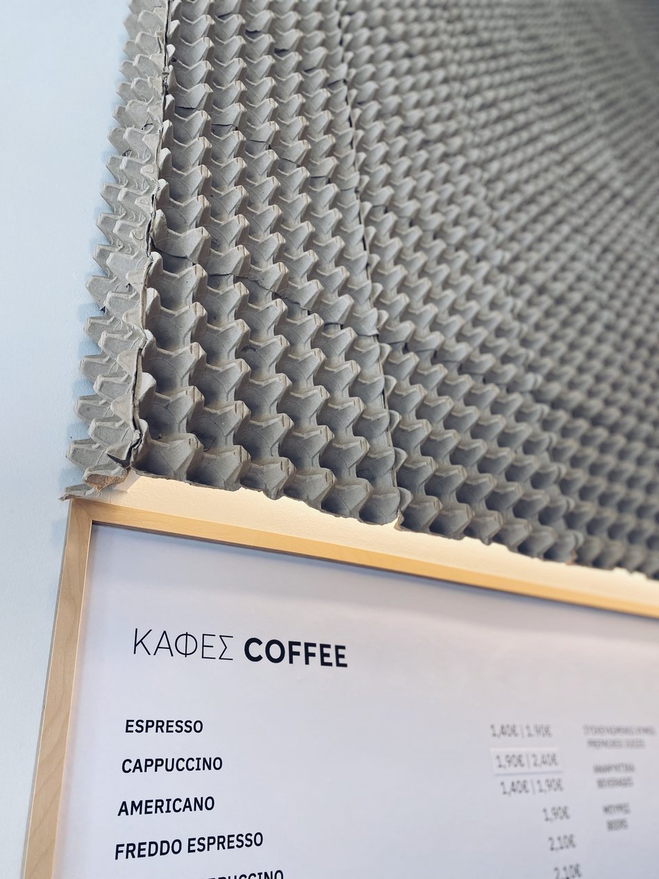 Οι άδειες καρτέλες των αυγών έχουν γίνει μέρος της διακόσμησης του Begg for Egg, ντύνοντας έναν από τους τοίχους / Φωτογραφία: Μάνος Λειβαδάρος/iefimerida.gr  