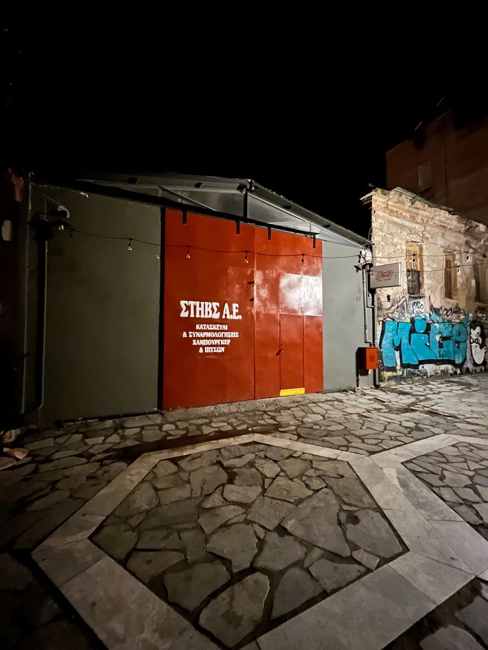 Το παλιό συνεργείο φορτηγών που έχει μετατραπεί στο μπεργεράδικο Στηβς ΑΕ / Φωτογραφία: Courtesy of Steve Stefanidis