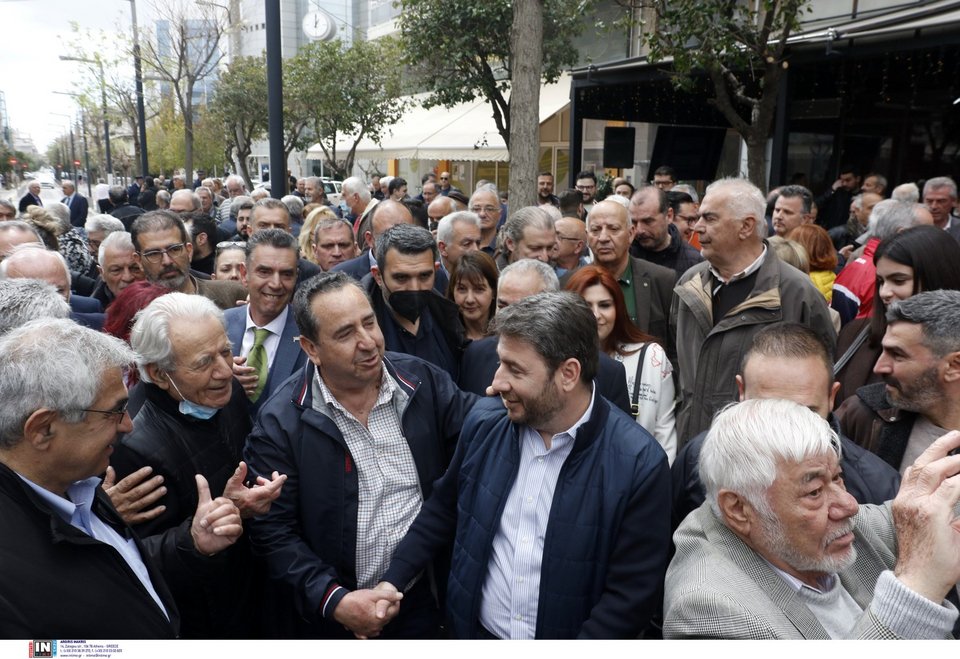 Ο πρόεδρος του ΠΑΣΟΚ Νίκος Ανδρουλάκης επισκέφτηκε το Ίλιον, όπου μίλησε με πολίτες / Φωτογραφία: Intime -ΚΑΡΑΤΖΑΣ ΚΩΣΤΑΣ