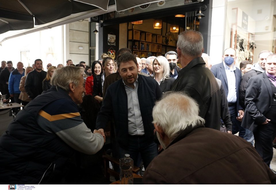 Ο πρόεδρος του ΠΑΣΟΚ Νίκος Ανδρουλάκης επισκέφτηκε το Ίλιον, όπου μίλησε με πολίτες / Φωτογραφία: Intime -ΚΑΡΑΤΖΑΣ ΚΩΣΤΑΣ