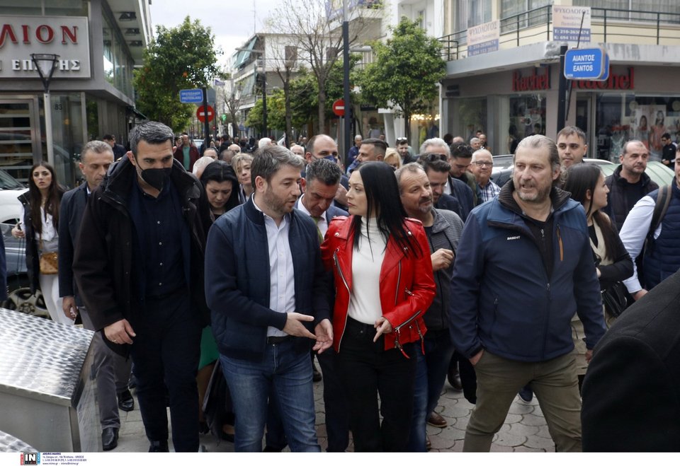 Ο πρόεδρος του ΠΑΣΟΚ Νίκος Ανδρουλάκης επισκέφτηκε το Ίλιον, όπου μίλησε με πολίτες / Φωτογραφία: Intime -ΚΑΡΑΤΖΑΣ ΚΩΣΤΑΣ