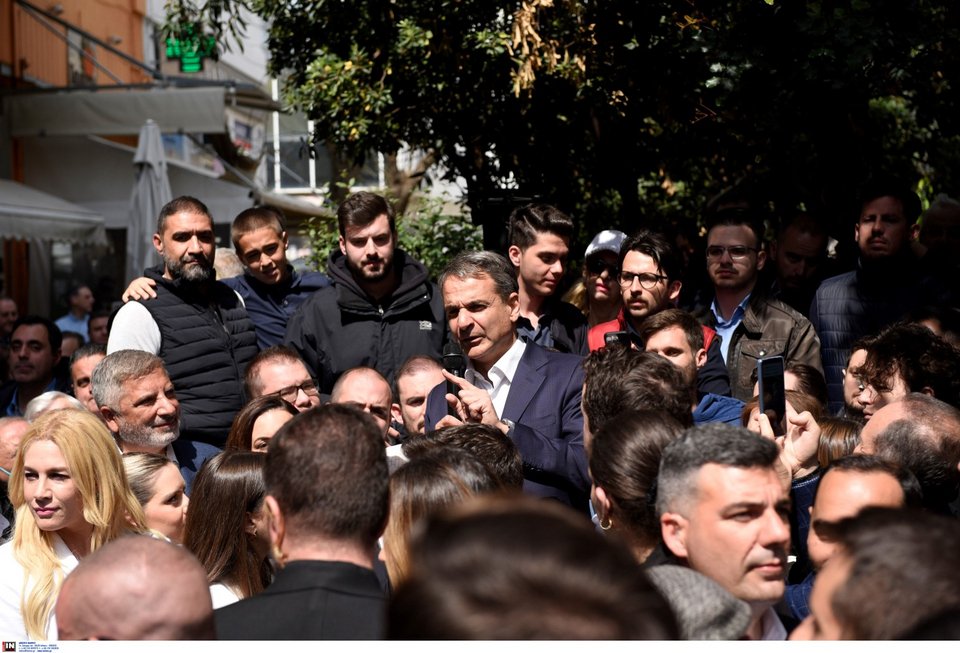 Ο Κυριάκος Μητσοτάκης, στο πλαίσιο των περιοδειών του, επισκέπτεται τα καταστήματα στο Κουκάκι και μιλά με τους πολίτες