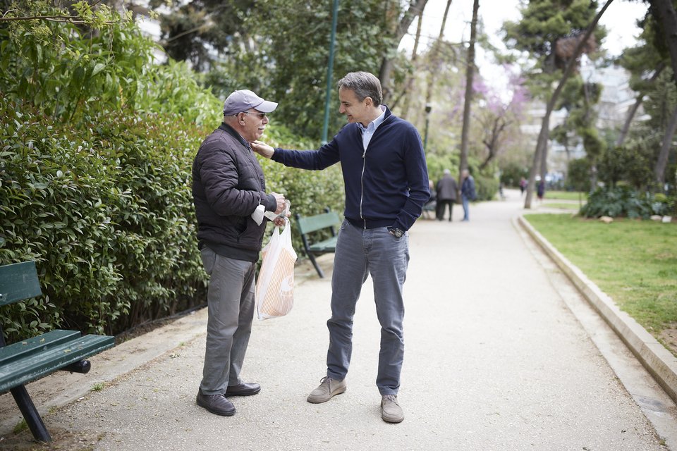 Ο Κυριάκος Μητσοτάκης επισκέφθηκε την παραολυμπιονίκη Άννα Ντέντα, η οποία έχει ενταχθεί στο πρόγραμμα «Προσωπικός Βοηθός» / Φωτογραφία: Intime -ΠΑΠΑΜΗΤΣΟΣ ΔΗΜΗΤΡΗΣ