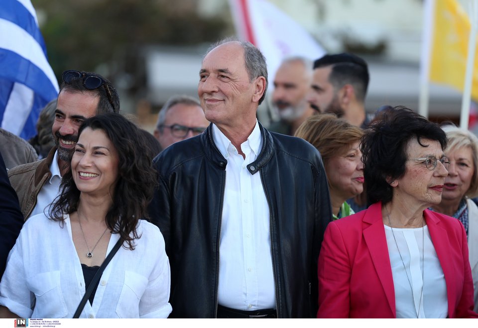 Ο πρώην υπουργός του ΣΥΡΙΖΑ Γιώργος Σταθάκης, αναμένοντας την ομιλία του Αλέξη Τσίπρα στα Χανιά / Φωτογραφία: Intime-ΚΑΡΤΣΩΝΑΚΗΣ ΜΑΚΗΣ