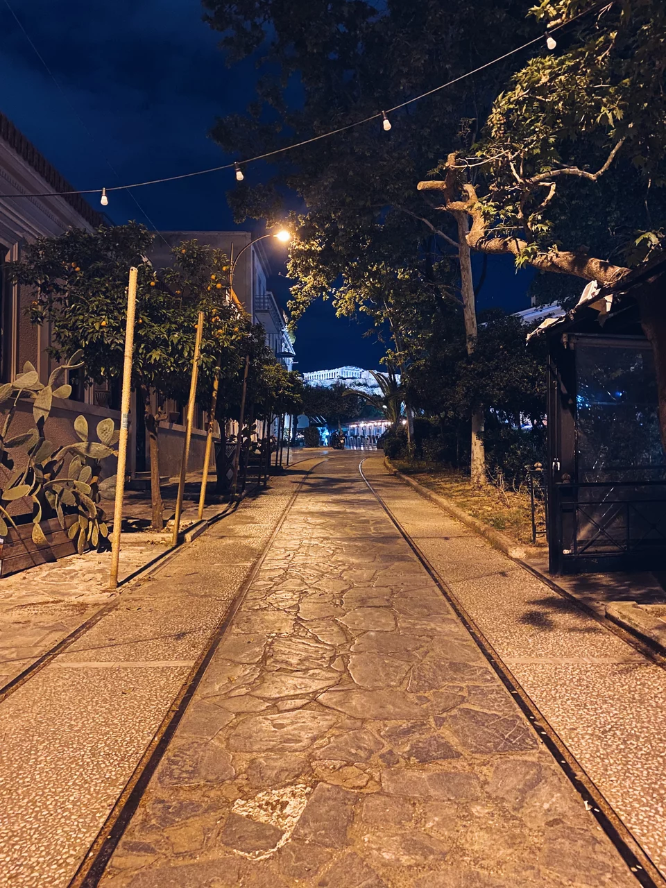 O υπέροχος πεζόδρομος της Ηρακλειδών στο Θησείο.