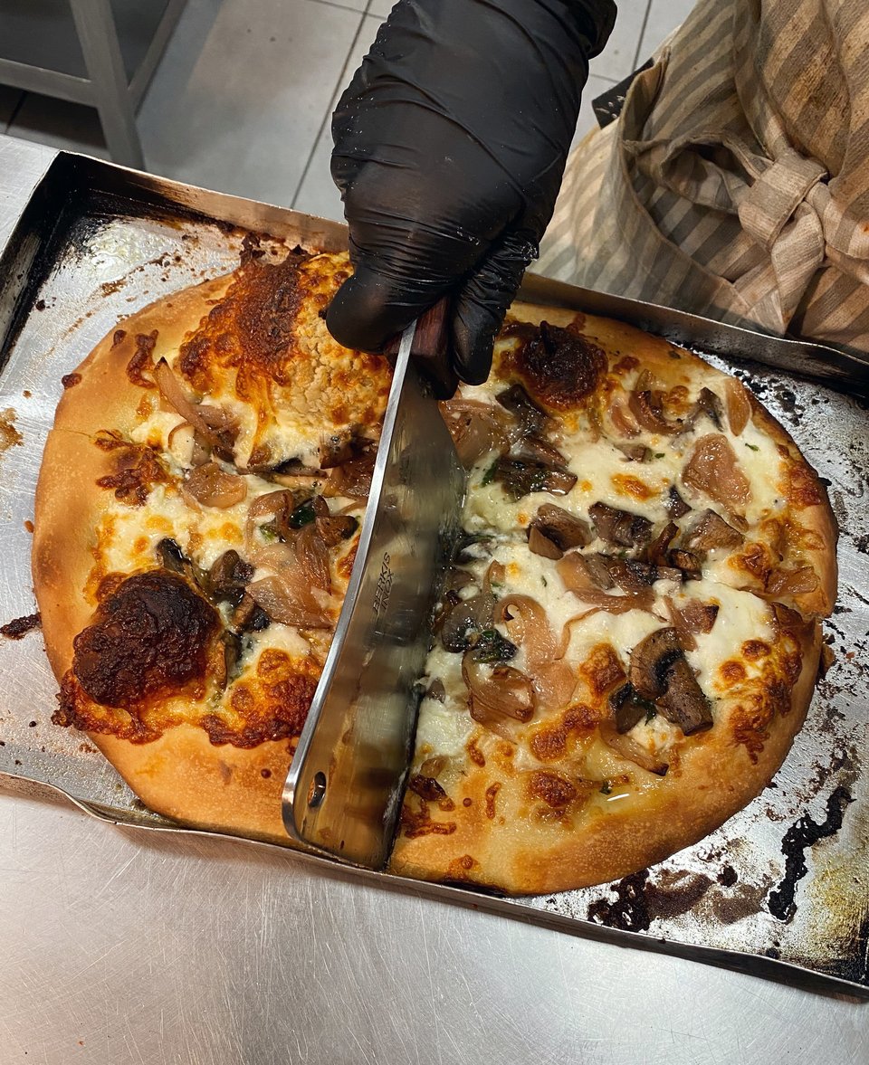 Η πίτσα Grandma Bianca με κρεμώδες τυρί, μοτσαρέλα, παρμεζάνα, σκορδάτα μανιτάρια και λάδι τρούφας / Φωτογραφία: Μάνος Λειβαδάρος/iefimerida
