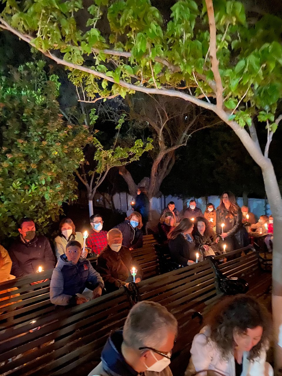 Ο κόσμος στα ξύλινα μοναστηριακά παγκάκια στον κήπο της μονής / Φωτογραφία: Mάνος Λειβαδάρος/iefimerida.gr