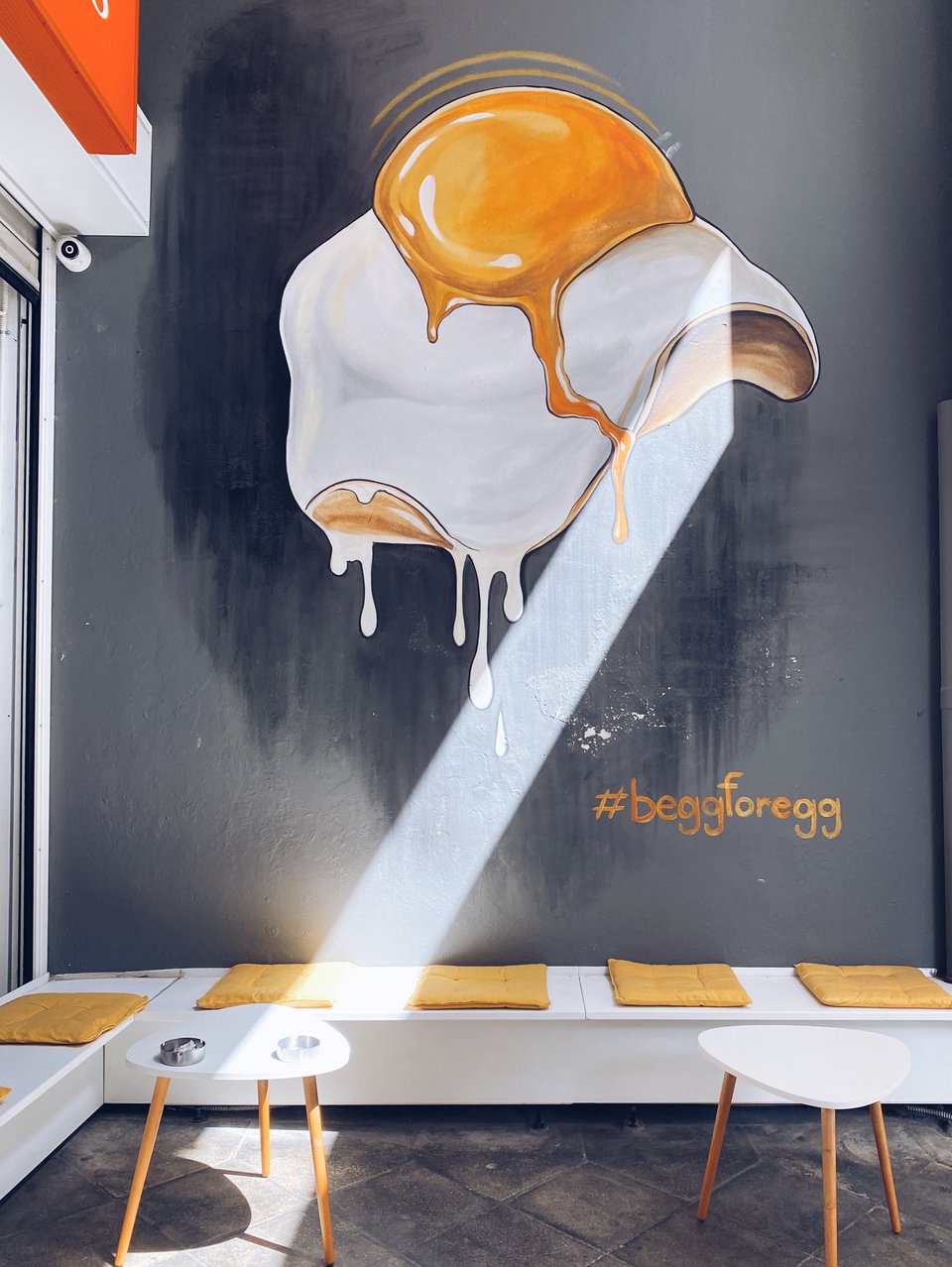 Ένα γκράφιτι με τηγανητό αυγό-μάτι κοσμεί τον τοίχο έξω από το Begg for Egg στην Περικλέους, στο Σύνταγμα / Φωτογραφία: Μάνος Λειβαδάρος/iefimerida.gr  