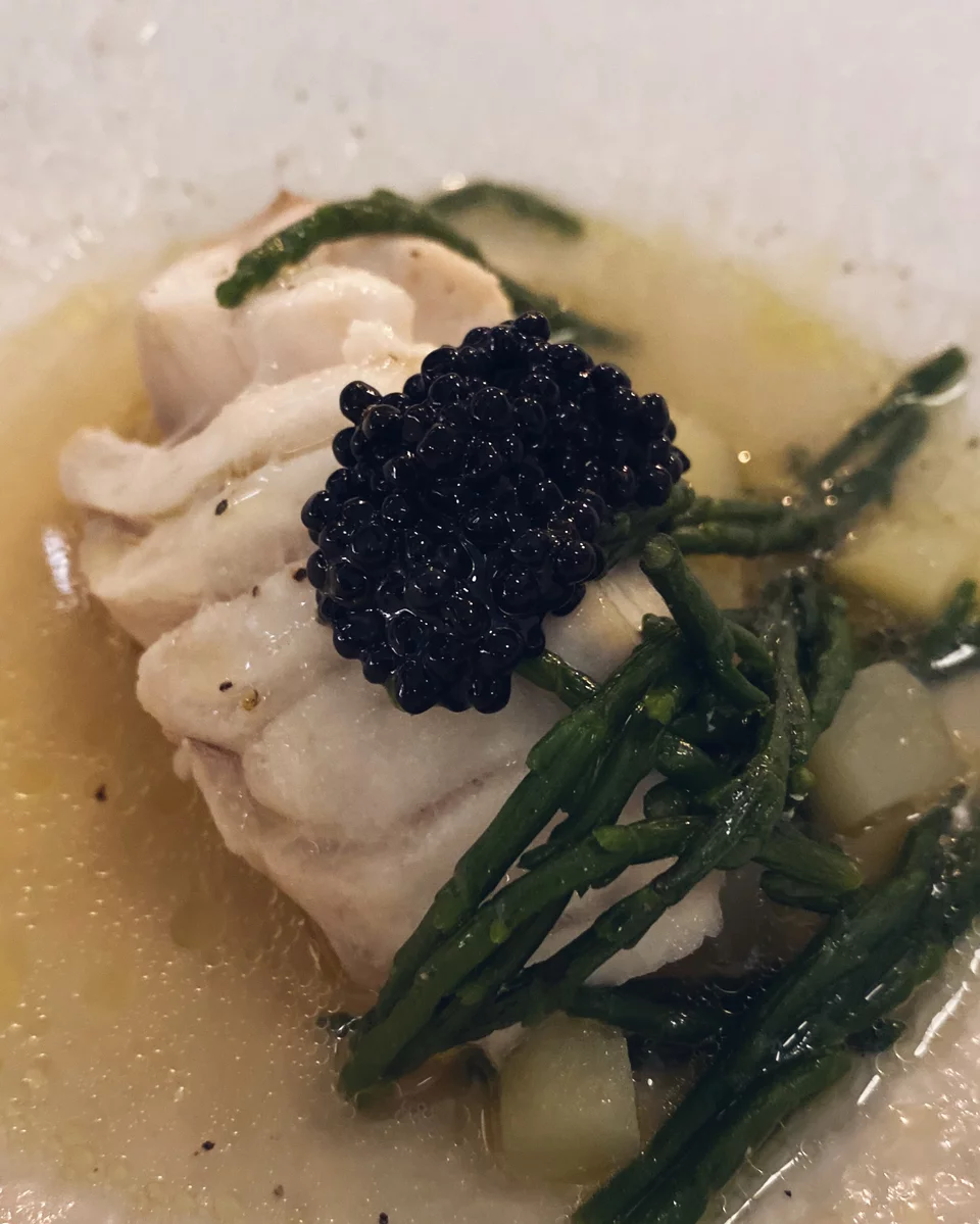 Η σφυρίδα με Dashi, σαλικόρνια και baby πατάτες