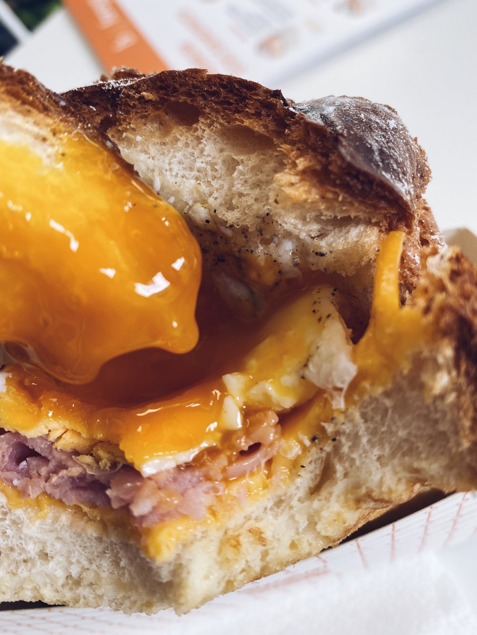 Ο λαχταριστός κρόκος του αυγού μέσα στο αφράτο νόστιμο μπριός ψωμάκι του French Toast / Φωτογραφία: Μάνος Λειβαδάρος/iefimerida.gr  