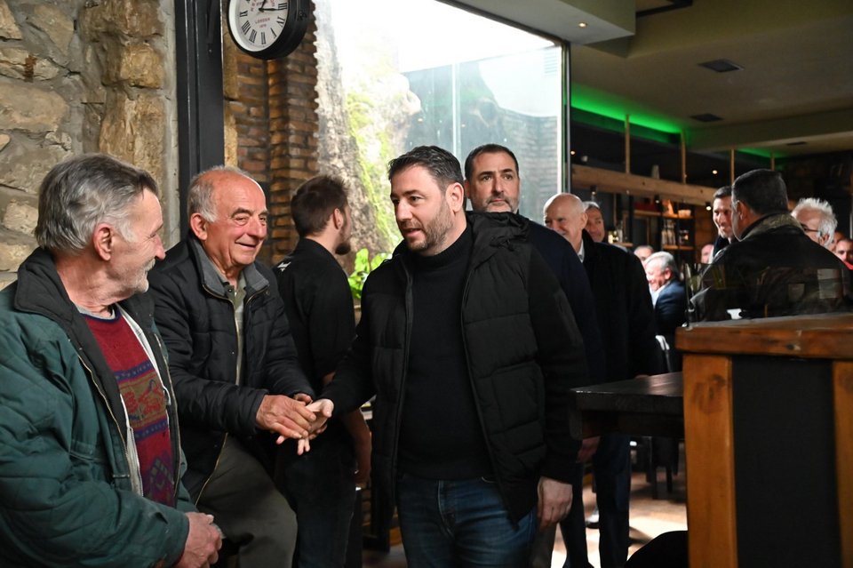 Ο πρόεδρος του ΠΑΣΟΚ Νίκος Ανδρουλάκης κατά την περιοδεία του στα Καλάβρυτα